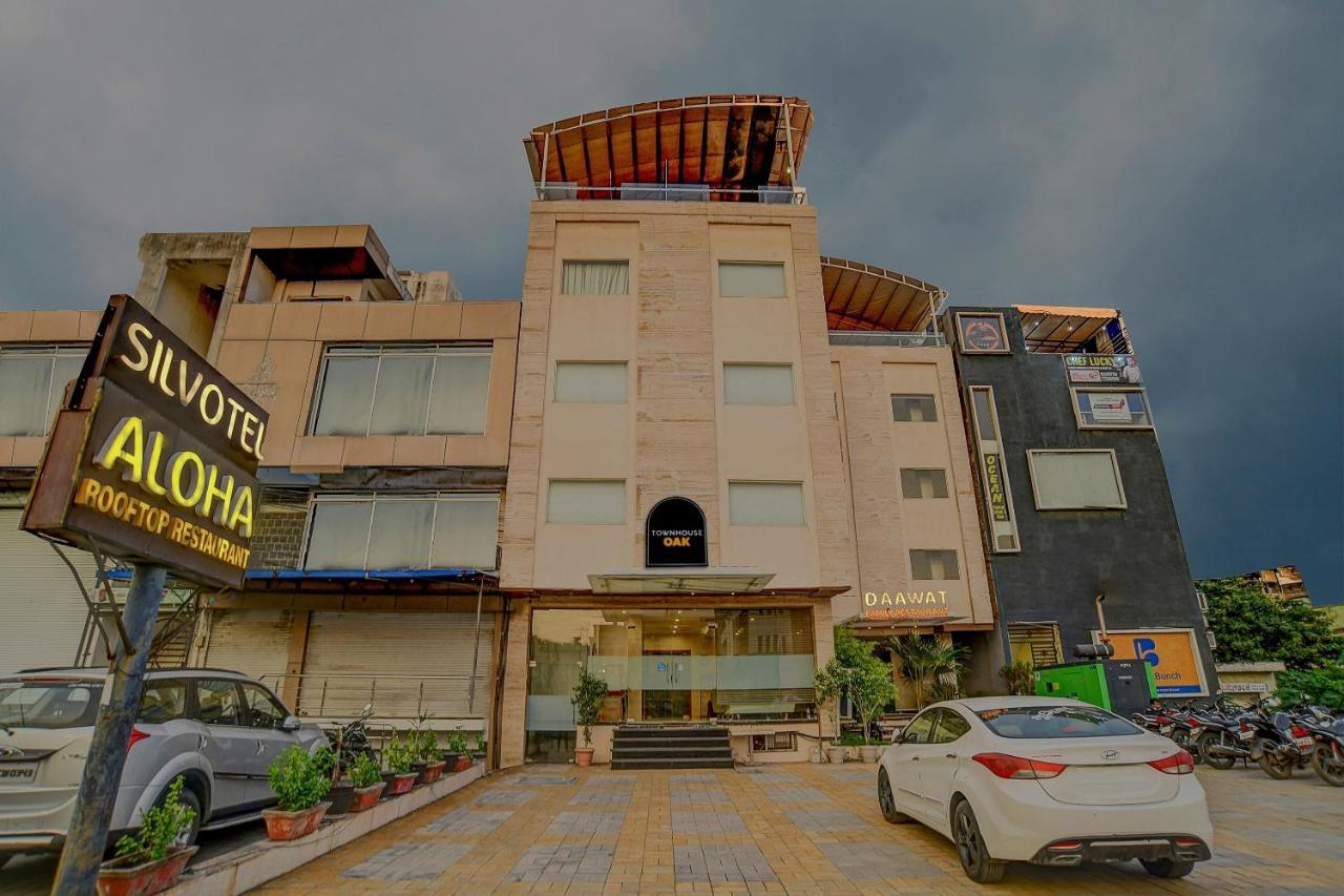 Vaccinated Staff- Townhouse Oak Hotel Silvotel Indore Exterior foto